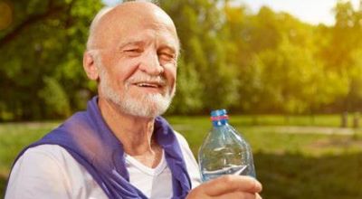 Richtiges Trinkverhalten für Senioren: Eine Richtlinie für pflegende Angehörige und Pflegekräfte